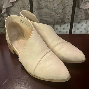 Universal thread cutout booties